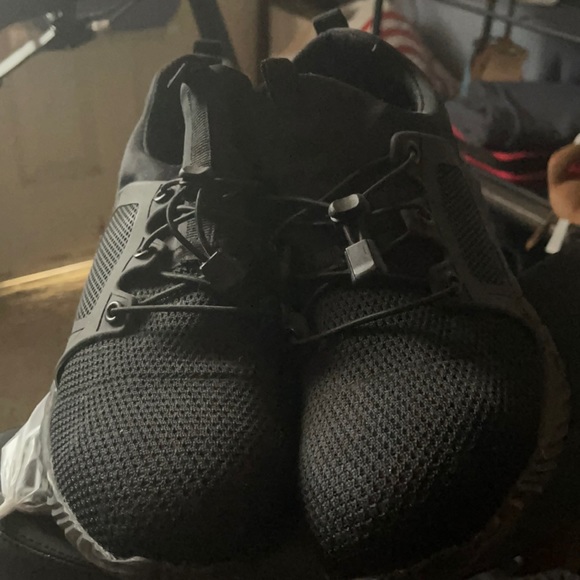 Work shoes with still toes